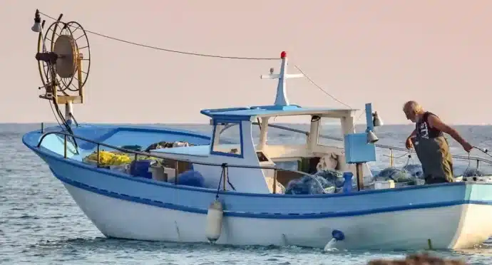 marin pêcheur sur son bateau océan nouvelle aquitaine