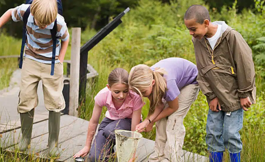 Randonneurs adultes et enfants sentier montagne