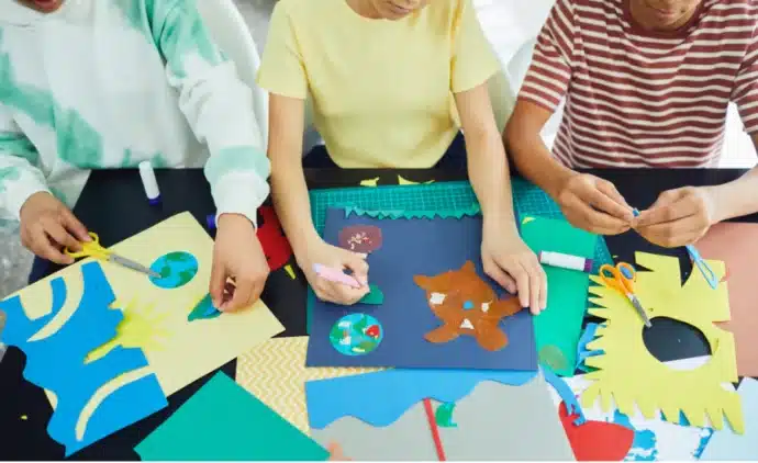 élèves en activité interdisciplinaire à l'école