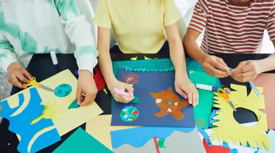 élèves en activité interdisciplinaire à l'école