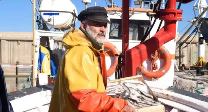 marin pêcheur sur bateau en nouvelle aquitaine