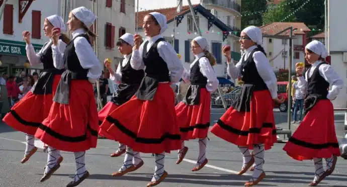 élèves danse basquaise costumes traditionnels
