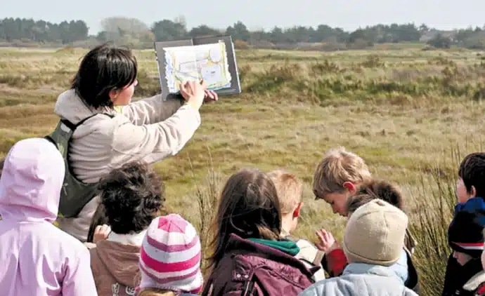 élèves en classe de mer à la découverte de smarais salants de Guérande