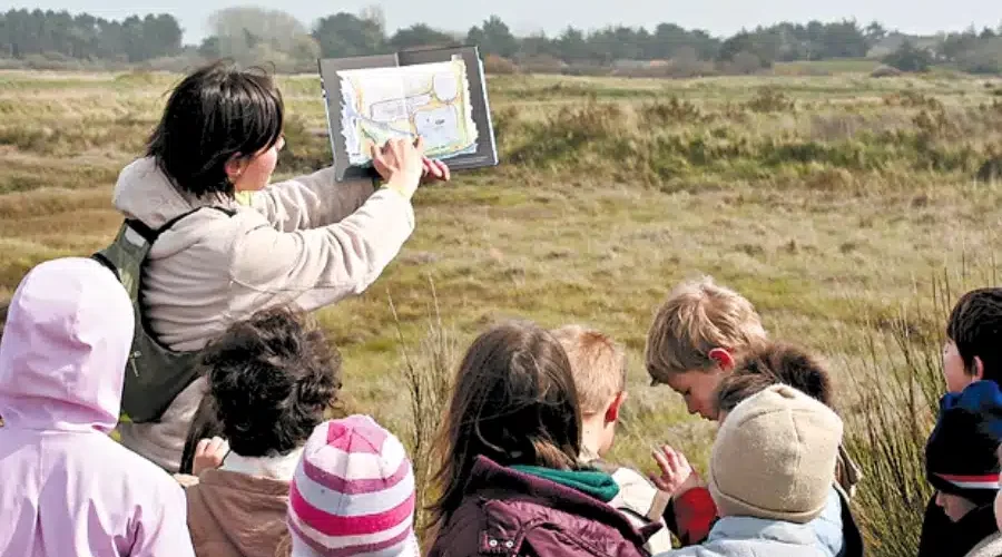 élèves en classe de mer à la découverte de smarais salants de Guérande