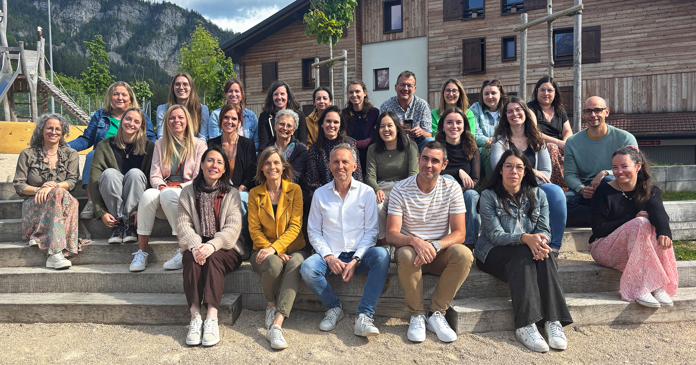 Photo de groupe de l'équipe Côté Découvertes devant chalet à la montagne
