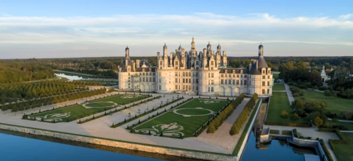 vue aerienne du chateau de chambord et sa foret
