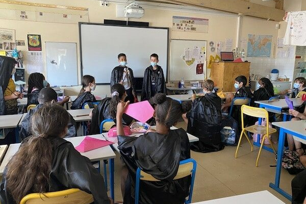 élèves en présentation spectacle magie en classe