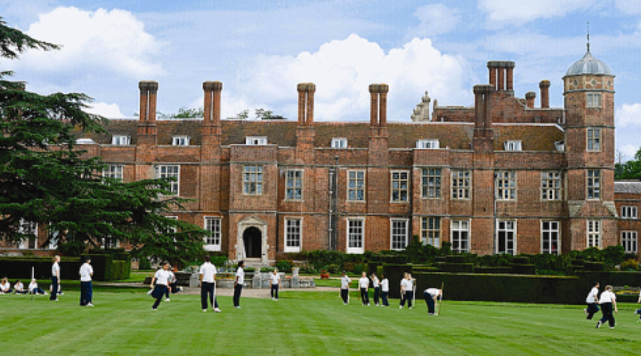 cobham-hall-cricket-extérieur élèves en Angleterre à Cobham Hall jouant au cricket