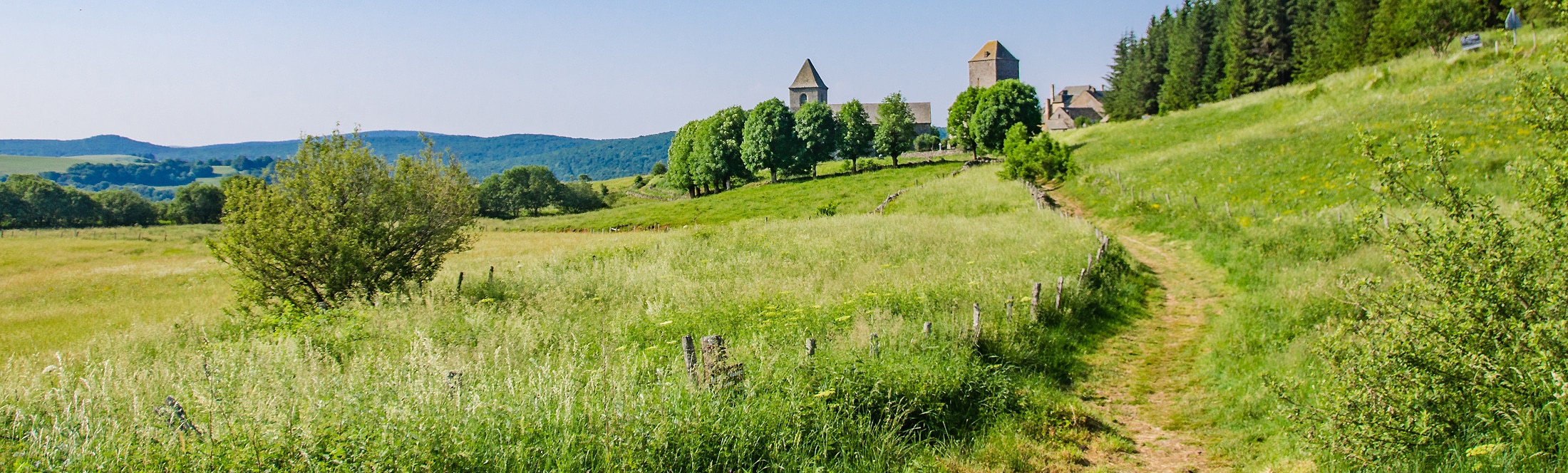 Chemin de randonnée dans l'Aubrac en Aveyron © M. Hennessy - Tourisme Aveyron