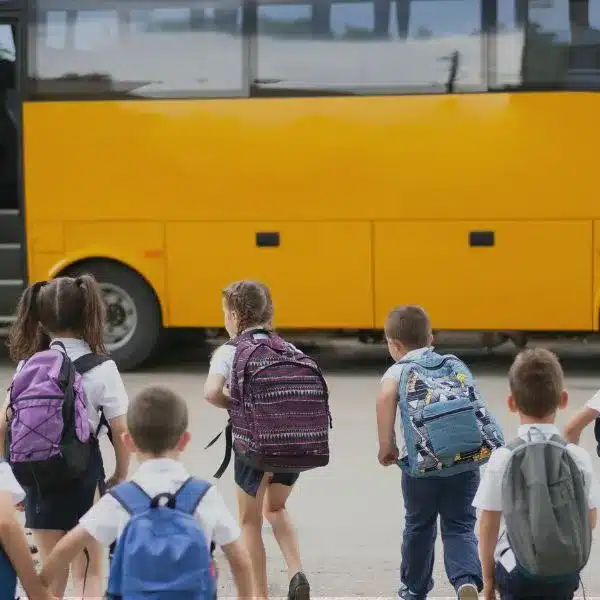 élèves en voyage scolaie qui prennent le car
