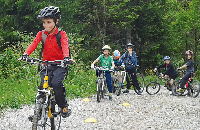 élèves en activité VTT à la montagne