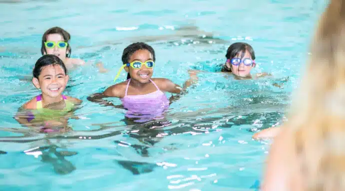 Séance de natation en classe bleue