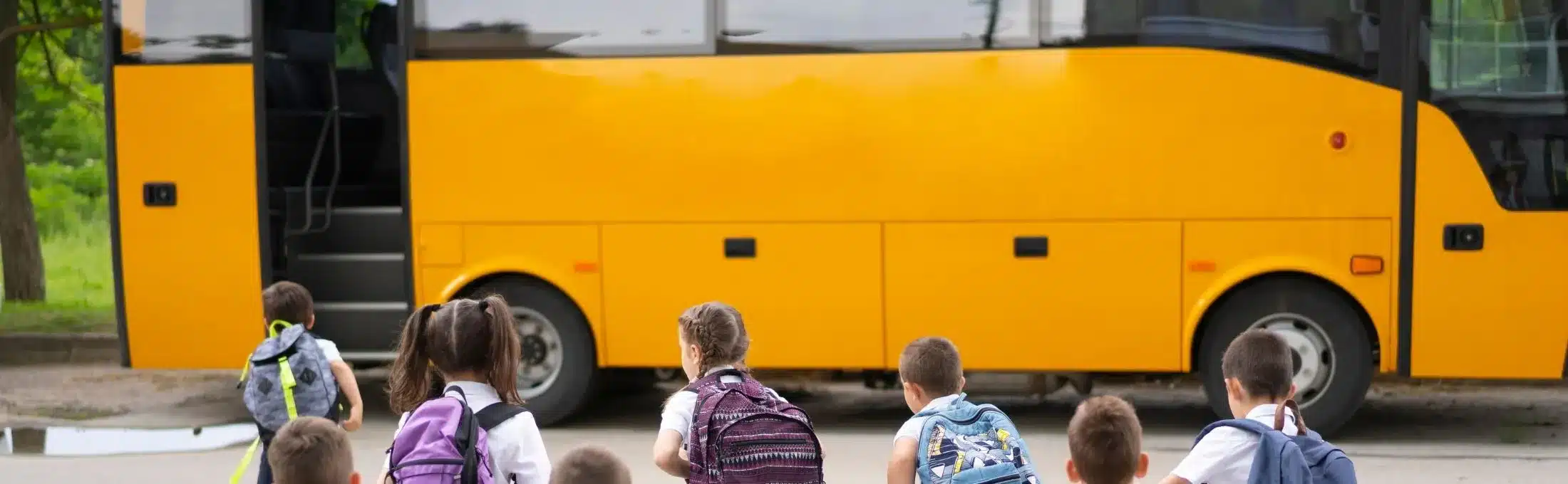 élèves qui prennent le car transport en voyage scolaire