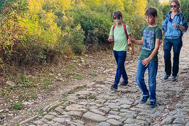 élèves sur la via domitia du site archéologique d' Ambrussum © Stephanie Durandkeller