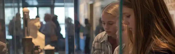 élèves dans un musée à paris