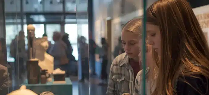élèves dans un musée à paris