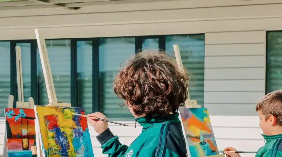 eleves-atelier-artistique élèves en atelier artistique en extérieur