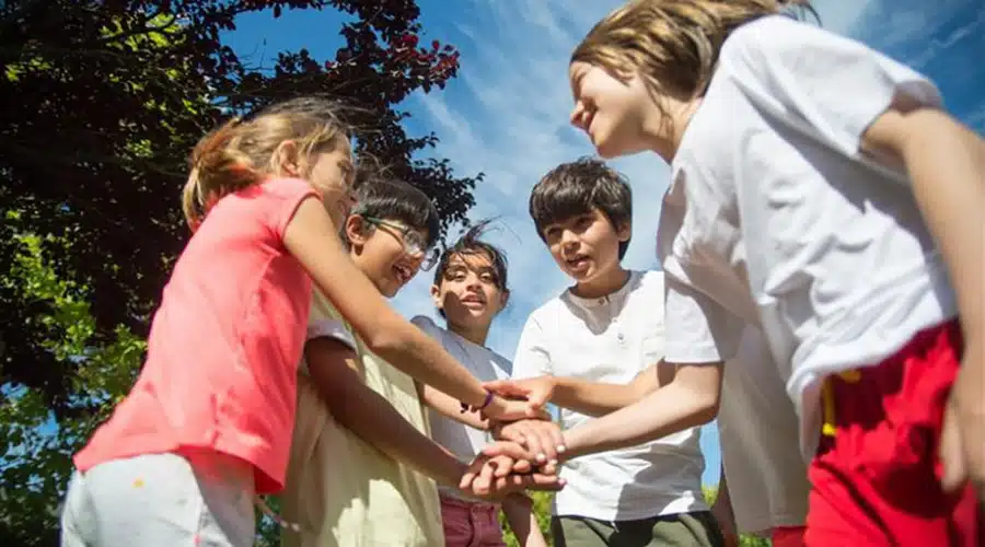 eleves-cohésion-groupe groupe d'élève cohésion en extérieur