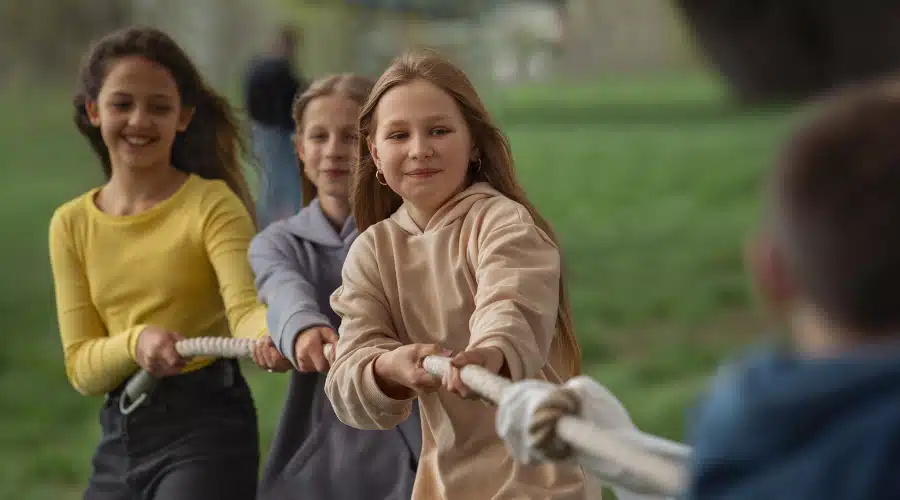 eleves-jeu-voyage-scolaire élèves jeu en séjour d'intégration