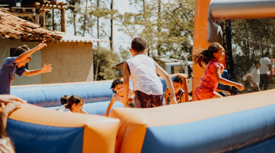 stand jeux gonflables fête école pour aider à financer une classe sans cartable