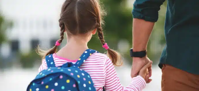 parent et enfant allant à l'école