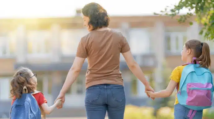 parent-enfants-école parent et enfants allant à l'école