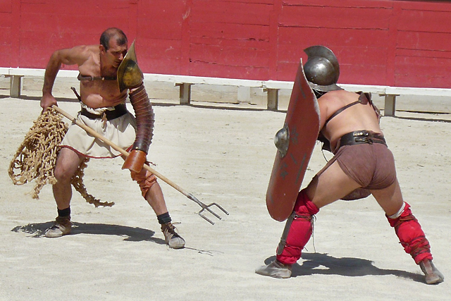 spectacle de gladiateurs dans l'amphithéâtre d'Arles