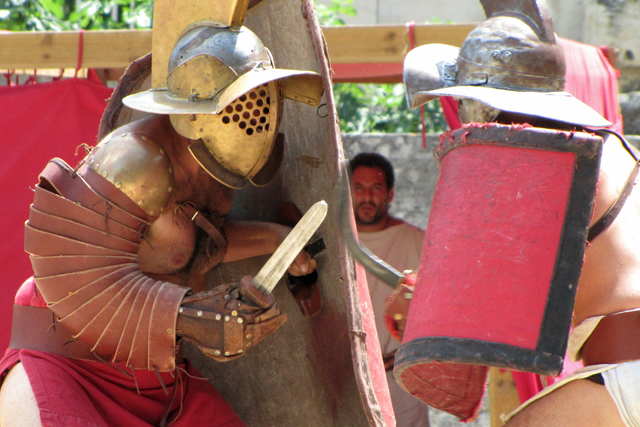 spectacle de gladiateurs dans l'amphithéâtre d'Arles