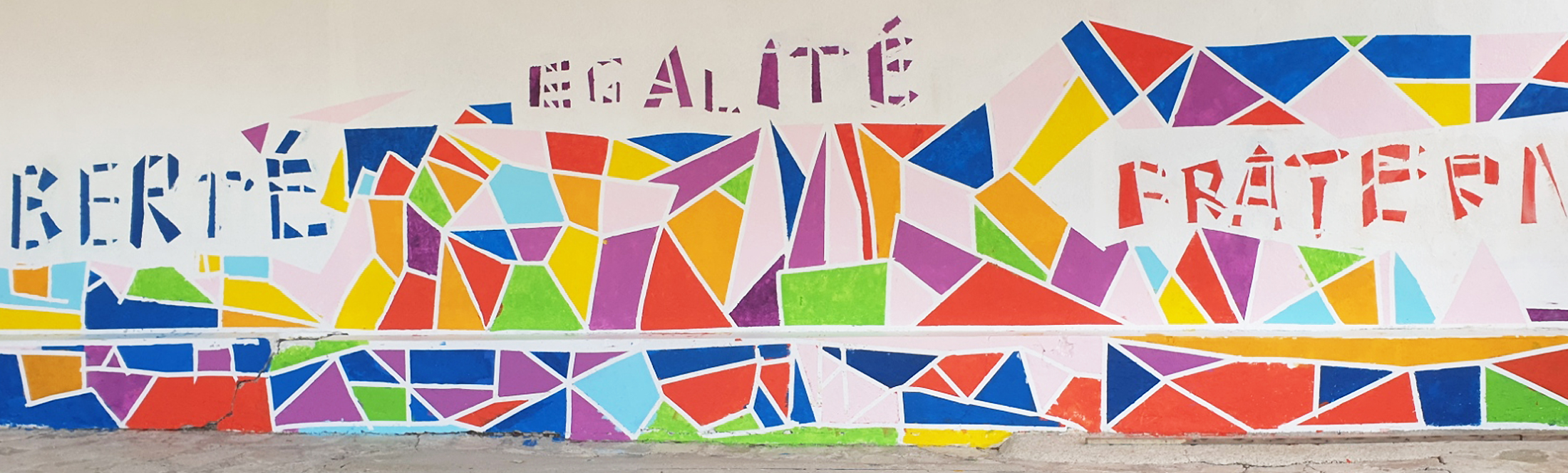 Fresque street art réalisée sur un mur d'école primaire