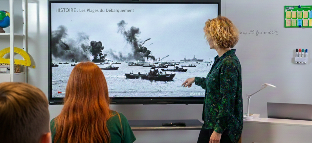 professeur enseigne vidéo multimédia tableau élèves