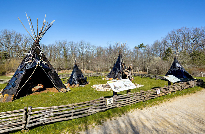 Huttes préhistoriques aux grottes de Villars