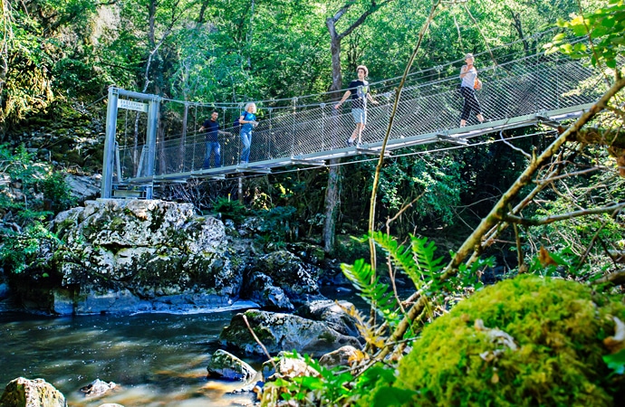 Élèves en sortie randonnée dans les gorges de l'Auvézère