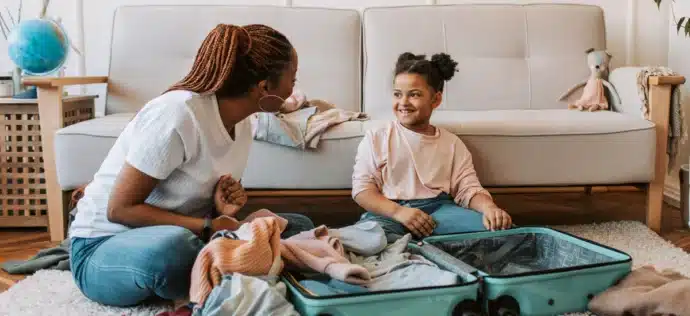 Préparation d'une valise pour voyage scolaire parent-enfant