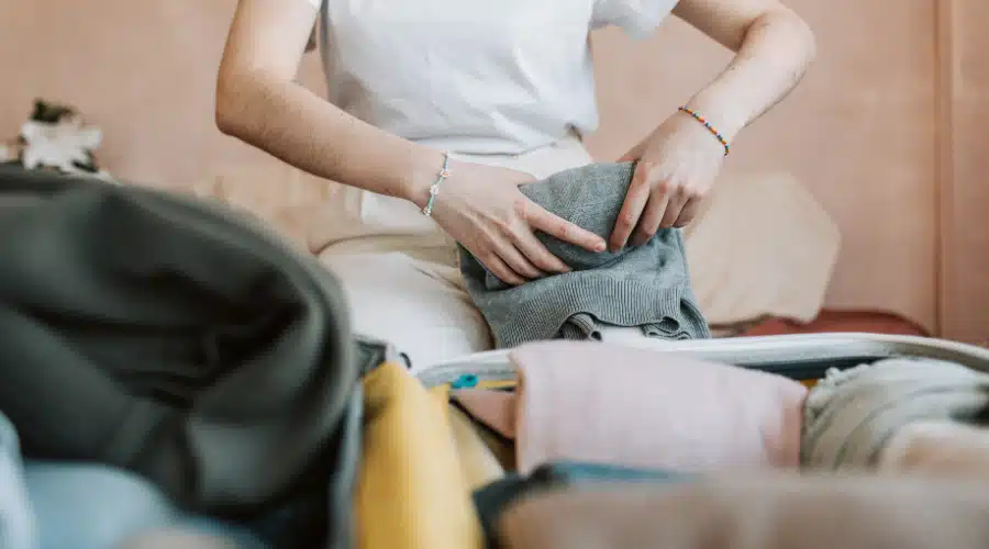 vetements-valise-enfant-voyage-scolaire Préparation des vêtements pour la valise de son enfant qui part en voyage scolaire