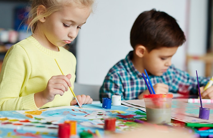 élèves en atelier d'arts plastiques