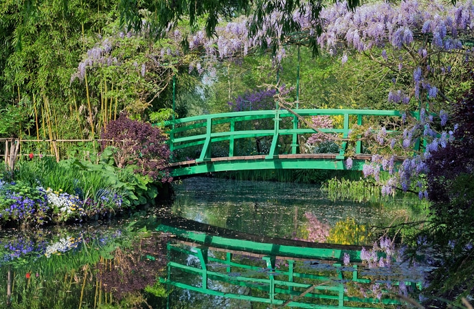 Pont japonais dans les jardins du peintre Monet à Giverny