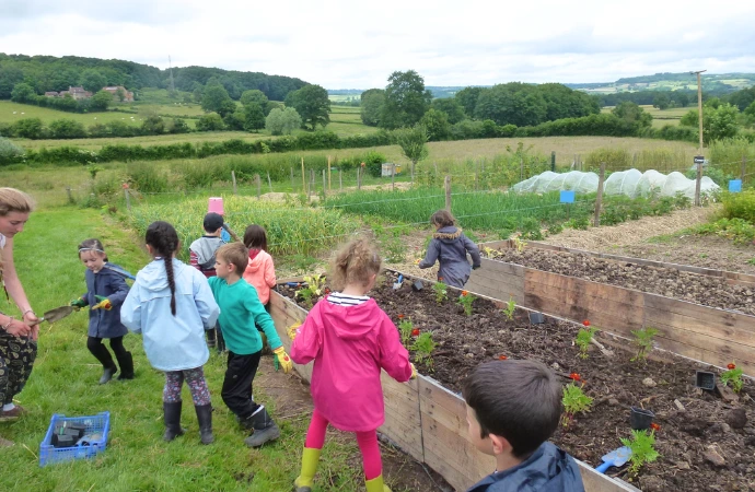 élèves à l'Ecocentre Alôsnys en atelier jardinage