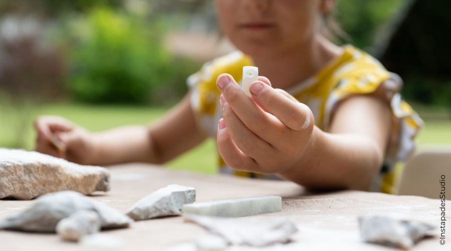 Atelier art parétal bijoux pendant séjour préhistoire dans le Périgord