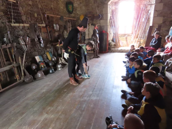 élèves découverte du chateau de saint mesmin moyen age