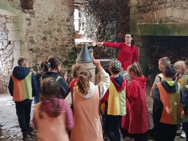 élèves au château de saint mesmin moyen age