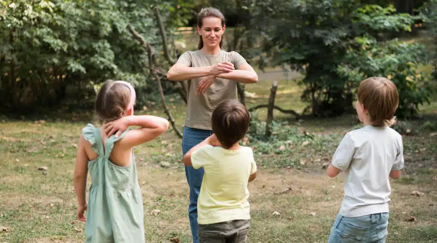 enseignante-cours-education-environnementale-exterieur Enseignante donne cours éducation environnementale dehors