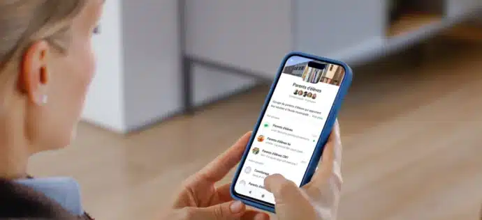 enseignante communiquant par téléphone avec parents d'élèves