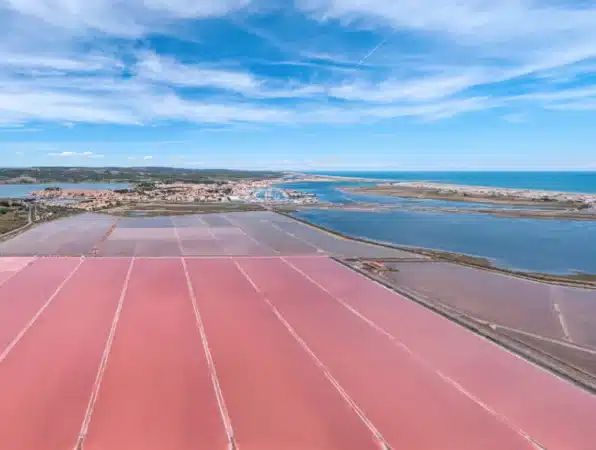 Vue aérienne sur les salins roses de Gruissan et la mer