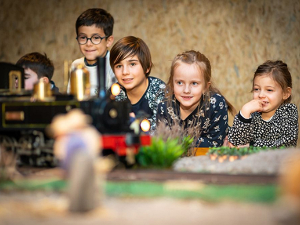 élèves en visite du musée vendée miniature en anglais