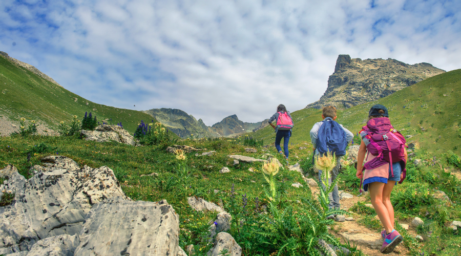 eleves qui font une randonnée en montagne dans les alpes