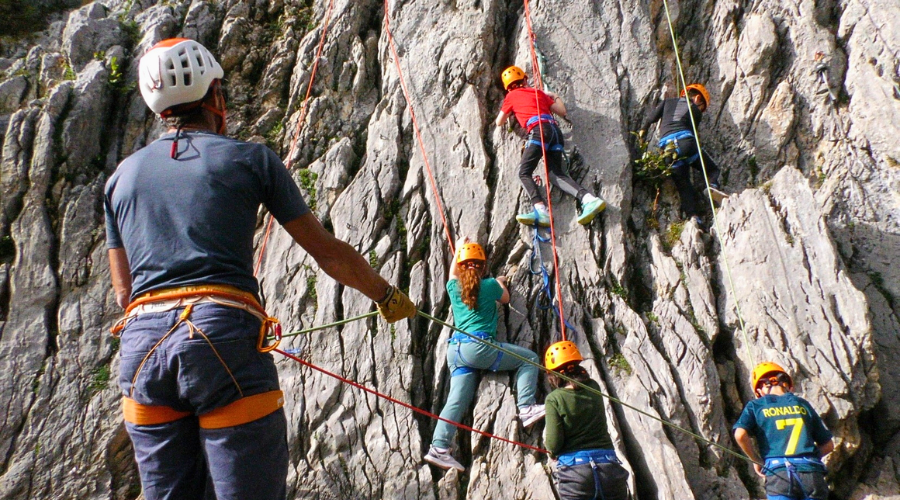 élèves grimpent rocher d'escalade milieu naturel