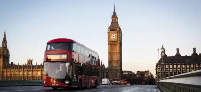 bus rouge devant big ben a londres