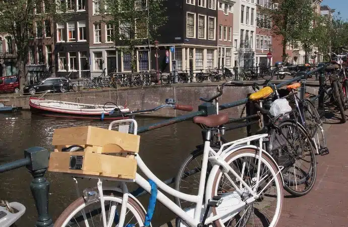 vélo-canal-amsterdam
